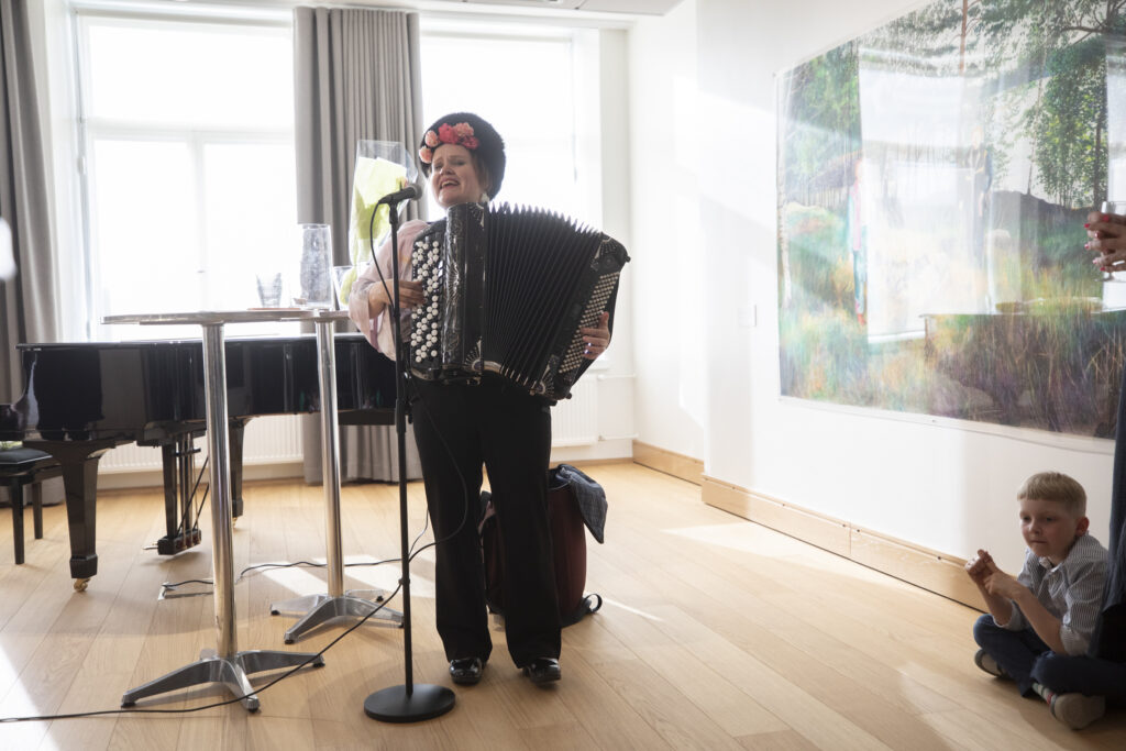 Säveltäjä, tutkiva muusikko Anne-Mari Kivimäki Kotiin-näyttelyn avajaisissa 6.6.2024. Kuva Tiina Rekola, Lahden museot.